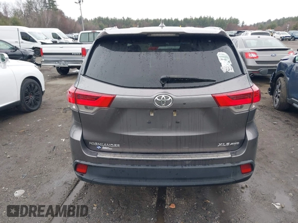 2019 Toyota Highlander SE z VIN 5TDJZRFH0KS584881, wystawiony jako IAAI lot #42016362 z przebiegiem 65 704 mil mil oraz . Historia ofert i sprzedaży dostępna na DreamBid. Obrazek 16.