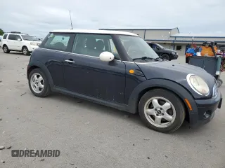 2009 MINI Hardtop z VIN WMWMF33559TW70161, wystawiony jako Copart lot #58711205 z przebiegiem 136 887 mil mil oraz Tytuł czysty. Historia ofert i sprzedaży dostępna na DreamBid. Obrazek 4.