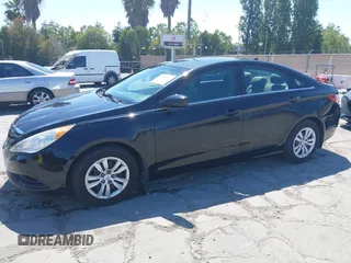 2013 Hyundai Sonata GLS z VIN 5NPEB4AC0DH532292, wystawiony jako IAAI lot #42465873 z przebiegiem Nie podano mil oraz . Historia ofert i sprzedaży dostępna na DreamBid. Obrazek 2.
