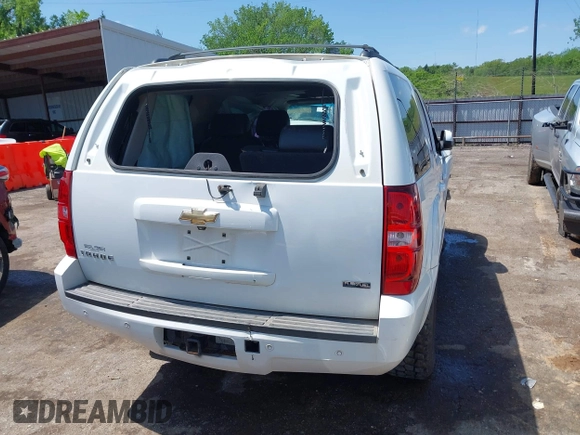 2010 Chevrolet Tahoe LT z VIN 1GNUKBE09AR176081, wystawiony jako IAAI lot #42085905 z przebiegiem 349 312 mil mil oraz . Historia ofert i sprzedaży dostępna na DreamBid. Obrazek 17.