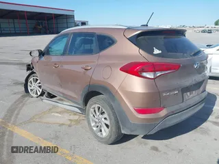 2017 Hyundai Tucson SE z VIN KM8J33A47HU485803, wystawiony jako IAAI lot #42269337 z przebiegiem 96 541 mil mil oraz . Historia ofert i sprzedaży dostępna na DreamBid. Obrazek 3.