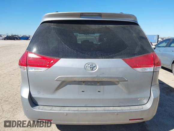 2014 Toyota Sienna XLE z VIN 5TDYK3DC6ES420613, wystawiony jako IAAI lot #41207273 z przebiegiem 58 775 mil mil oraz . Historia ofert i sprzedaży dostępna na DreamBid. Obrazek 16.