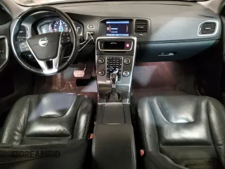 2014 Volvo S60 T5 z VIN YV1612FS9E2278834, wystawiony jako Copart lot #56123805 z przebiegiem 138 038 mil mil oraz Czysty tytuł • Clean title. Historia ofert i sprzedaży dostępna na DreamBid. Obrazek 8.