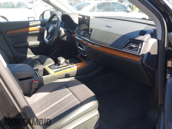 2021 Audi Q5 Premium Plus z VIN WA1BAAFY7M2114476, wystawiony jako IAAI lot #42063790 z przebiegiem 44 945 mil mil oraz . Historia ofert i sprzedaży dostępna na DreamBid. Obrazek 5.