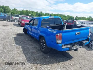 2021 Toyota Tacoma SR z VIN 3TMCZ5AN8MM374398, wystawiony jako IAAI lot #42297138 z przebiegiem 87 205 mil mil oraz . Historia ofert i sprzedaży dostępna na DreamBid. Obrazek 3.