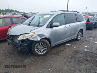 2015 Toyota Sienna XLE с VIN 5TDYK3DC3FS579087, выставлен на аукционе IAAI как лот 42456365 с пробегом 127 350 миль миль и . История ставок и продаж доступна на DreamBid. Изображение 2.