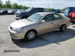2005 Toyota Camry STD z VIN 4T1BE32K15U526949, wystawiony jako Copart lot #56008875 z przebiegiem 300 905 mil mil oraz Nie do naprawy • Non repairable. Historia ofert i sprzedaży dostępna na DreamBid. Obrazek 1.