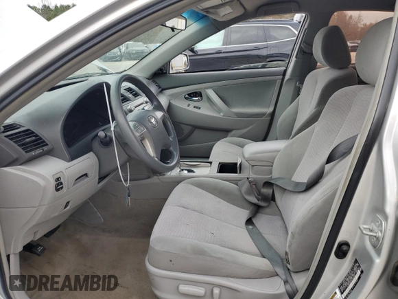 2010 Toyota Camry z VIN 4T1BF3EK2AU103008, wystawiony jako Copart lot #85611864 z przebiegiem 97 116 mil mil oraz Szkoda całkowita • Salvage title. Historia ofert i sprzedaży dostępna na DreamBid. Obrazek 7.