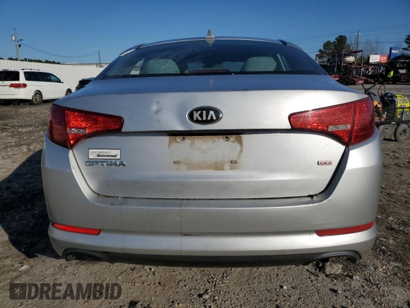 2013 Kia Optima LX z VIN 5XXGM4A76DG164752, wystawiony jako Copart lot #42209365 z przebiegiem 218 024 mil mil oraz Szkoda całkowita • Salvage title. Historia ofert i sprzedaży dostępna na DreamBid. Obrazek 6.