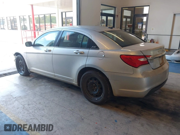 2012 Chrysler 200 Touring z VIN 1C3CCBBB6CN100372, wystawiony jako IAAI lot #42258845 z przebiegiem 241 978 mil mil oraz . Historia ofert i sprzedaży dostępna na DreamBid. Obrazek 3.