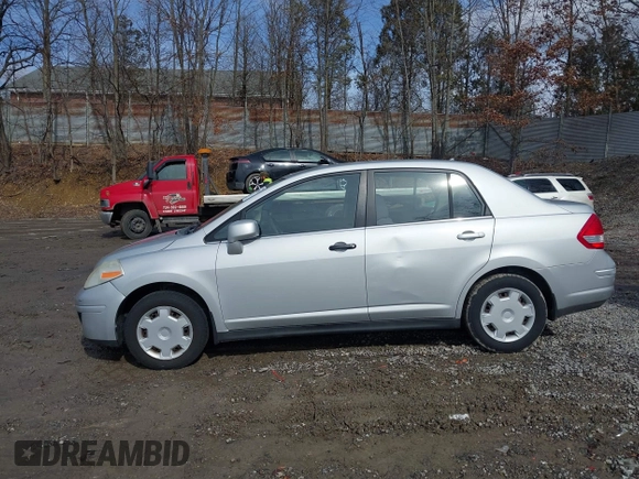2008 Nissan Versa S z VIN 3N1BC11E78L371643, wystawiony jako IAAI lot #41698980 z przebiegiem 82 127 mil mil oraz . Historia ofert i sprzedaży dostępna na DreamBid. Obrazek 6.