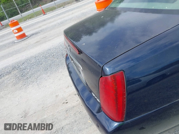 2004 Cadillac DeVille DHS z VIN 1G6KE54Y64U110060, wystawiony jako IAAI lot #42133610 z przebiegiem 68 677 mil mil oraz . Historia ofert i sprzedaży dostępna na DreamBid. Obrazek 14.