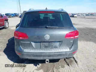 2013 Volkswagen Touareg Exec z VIN WVGEF9BP9DD011799, wystawiony jako IAAI lot #41615162 z przebiegiem 137 054 mil mil oraz . Historia ofert i sprzedaży dostępna na DreamBid. Obrazek 16.