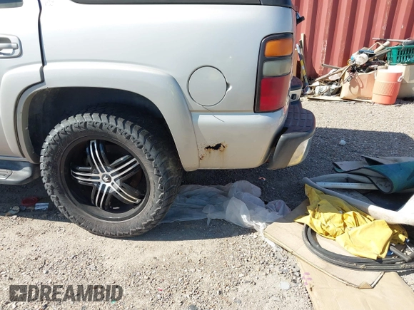 2004 Chevrolet Tahoe LS z VIN 1GNEC13Z14R286866, wystawiony jako IAAI lot #41957346 z przebiegiem 262 316 mil mil oraz . Historia ofert i sprzedaży dostępna na DreamBid. Obrazek 6.