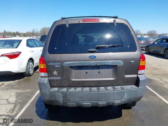 2006 Ford Escape XLT with VIN 1FMCU03116KB57387, listed as a IAAI auction lot 41813041 with 180,417 mi miles. Bid and sale history available at carsss.com. Image 17.