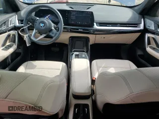 2024 BMW X1 xDrive28i z VIN WBX73EF02R5Z09970, wystawiony jako Copart lot #55577845 z przebiegiem 6 510 mil mil oraz Szkoda całkowita • Salvage title. Historia ofert i sprzedaży dostępna na DreamBid. Obrazek 8.