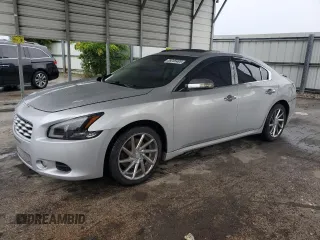 2013 Nissan Maxima SV z VIN 1N4AA5AP4DC845387, wystawiony jako Copart lot #59285485 z przebiegiem 99 719 mil mil oraz Czysty tytuł • Clean title. Historia ofert i sprzedaży dostępna na DreamBid. Obrazek 1.