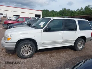 2000 Ford Explorer XLS z VIN 1FMZU62X5YUA64074, wystawiony jako IAAI lot #42298009 z przebiegiem 214 126 mil mil oraz . Historia ofert i sprzedaży dostępna na DreamBid. Obrazek 6.