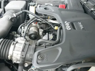 2021 Jeep Wrangler Unlimited Sahara Altitude z VIN 1C4HJXEG5MW519112, wystawiony jako IAAI lot #42086926 z przebiegiem 42 951 mil mil oraz . Historia ofert i sprzedaży dostępna na DreamBid. Obrazek 20.