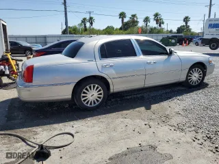 2004 Lincoln Town Car Signature with VIN 1LNHM81W04Y651382, listed as a Copart auction lot 52970425 with 117,849 mi miles and Salvage Title. Bid and sale history available at carsss.com. Image 3.