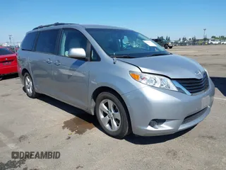 2014 Toyota Sienna LE AAS z VIN 5TDKK3DC1ES467215, wystawiony jako IAAI lot #42206675 z przebiegiem 113 581 mil mil oraz . Historia ofert i sprzedaży dostępna na DreamBid. Obrazek 1.