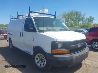 2010 Chevrolet Express Cargo z VIN 1GCUGADX4A1184591, wystawiony jako IAAI lot #42215034 z przebiegiem 138 784 mil mil oraz . Historia ofert i sprzedaży dostępna na DreamBid. Obrazek 1.