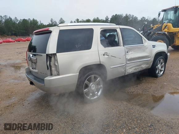 2008 Cadillac Escalade with VIN 1GYEC63818R151366, listed as a IAAI auction lot 41563949 with 272,163 mi miles. Bid and sale history available at carsss.com. Image 4.