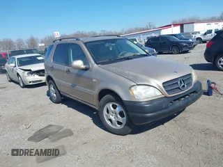2001 Mercedes-Benz M-Class with VIN 4JGAB54E71A245256, listed as a IAAI auction lot 41697960 with 191,911 mi miles. Bid and sale history available at carsss.com. Image 1.