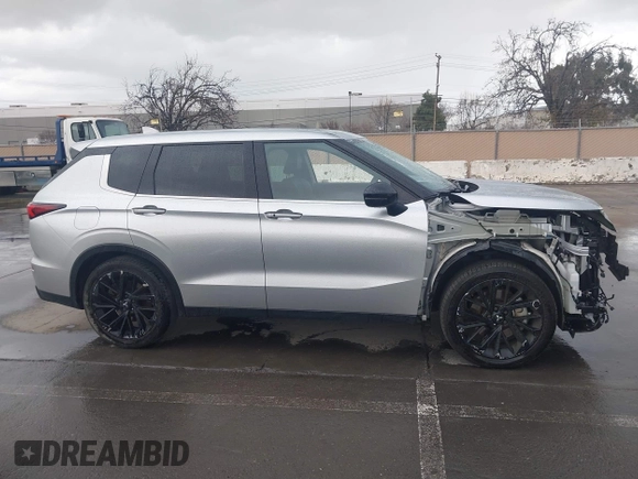 2022 Mitsubishi Outlander SE z VIN JA4J3UA87NZ059213, wystawiony jako IAAI lot #41723525 z przebiegiem 41 610 mil mil oraz . Historia ofert i sprzedaży dostępna na DreamBid. Obrazek 14.
