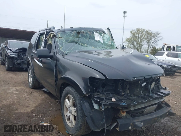 2010 Ford Explorer XLT z VIN 1FMEU7DE5AUA11056, wystawiony jako IAAI lot #39236100 z przebiegiem 212 579 mil mil oraz . Historia ofert i sprzedaży dostępna na DreamBid. Obrazek 1.