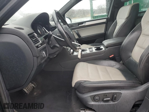 2017 Volkswagen Touareg Wolfsburg Edition z VIN WVGRF7BPXHD006302, wystawiony jako Copart lot #44783475 z przebiegiem 138 244 mil mil oraz Czysty tytuł • Clean title. Historia ofert i sprzedaży dostępna na DreamBid. Obrazek 7.