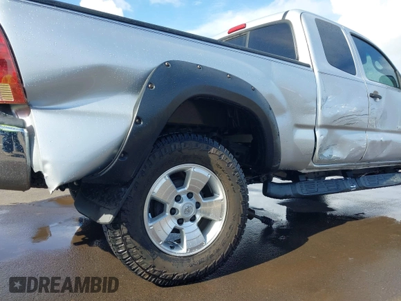 2005 Toyota Tacoma z VIN 5TEUU42N45Z035010, wystawiony jako IAAI lot #41916068 z przebiegiem 225 642 mil mil oraz . Historia ofert i sprzedaży dostępna na DreamBid. Obrazek 5.