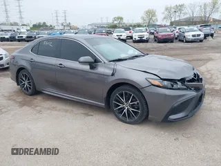 2023 Toyota Camry SE z VIN 4T1G11AK2PU088324, wystawiony jako IAAI lot #42173302 z przebiegiem 72 239 mil mil oraz . Historia ofert i sprzedaży dostępna na DreamBid. Obrazek 1.