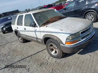 1999 Chevrolet Blazer LS z VIN 1GNCS13W9X2130068, wystawiony jako IAAI lot #41898280 z przebiegiem 171 764 mil mil oraz . Historia ofert i sprzedaży dostępna na DreamBid. Obrazek 1.
