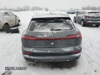 2022 Audi e-tron Prestige z VIN WA1VAAGE5NB039506, wystawiony jako Copart lot #83216424 z przebiegiem Nie podano mil oraz Szkoda całkowita • Salvage title. Historia ofert i sprzedaży dostępna na DreamBid. Obrazek 6.