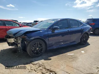 2025 Toyota Camry LE z VIN 4T1DAACK6SU026384, wystawiony jako Copart lot #55924105 z przebiegiem Nie podano mil oraz Szkoda całkowita • Salvage title. Historia ofert i sprzedaży dostępna na DreamBid. Obrazek 1.
