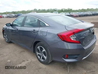 2020 Honda Civic LX z VIN 2HGFC2F62LH547412, wystawiony jako IAAI lot #42254847 z przebiegiem 62 519 mil mil oraz . Historia ofert i sprzedaży dostępna na DreamBid. Obrazek 3.