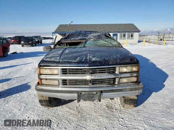 1996 Chevrolet Suburban z VIN 1GNFK16R0TJ417592, wystawiony jako Copart lot #42424015 z przebiegiem 238 536 mil mil oraz Czysty tytuł • Clean title. Historia ofert i sprzedaży dostępna na DreamBid. Obrazek 5.