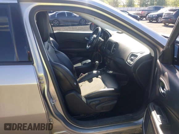 2018 Jeep Compass Latitude z VIN 3C4NJDBB2JT331854, wystawiony jako IAAI lot #42055969 z przebiegiem 135 175 mil mil oraz . Historia ofert i sprzedaży dostępna na DreamBid. Obrazek 5.
