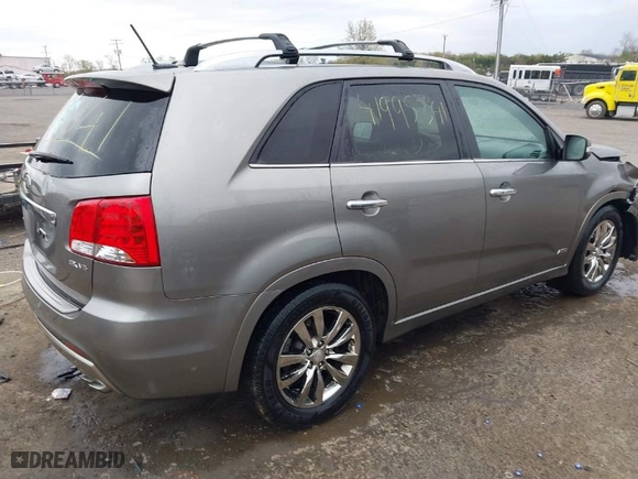 2013 Kia Sorento SX with VIN 5XYKWDA28DG353133, listed as a IAAI auction lot 41995341 with 184,297 mi miles. Bid and sale history available at carsss.com. Image 4.