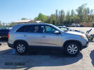 2013 Kia Sorento LX z VIN 5XYKT4A65DG354509, wystawiony jako IAAI lot #41996451 z przebiegiem 97 647 mil mil oraz . Historia ofert i sprzedaży dostępna na DreamBid. Obrazek 13.