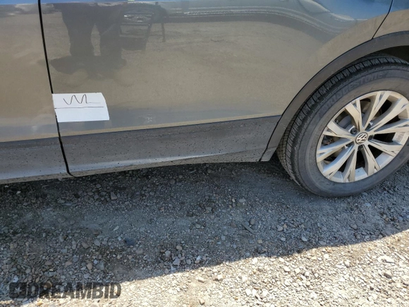 2018 Volkswagen Tiguan S z VIN 3VV1B7AXXJM109293, wystawiony jako Copart lot #55802845 z przebiegiem 49 821 mil mil oraz Szkoda całkowita • Salvage title. Historia ofert i sprzedaży dostępna na DreamBid. Obrazek 13.