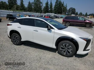 2023 Lexus RZ 450e Premium z VIN JTJAAAAB7PA020545, wystawiony jako Copart lot #66806794 z przebiegiem 7177 mil mil oraz Szkody całkowita. Historia ofert i sprzedaży dostępna na DreamBid. Obrazek 4.