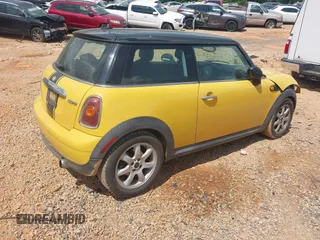 2007 MINI Hardtop z VIN WMWMF33557TT56622, wystawiony jako IAAI lot #42227758 z przebiegiem 145 258 mil mil oraz . Historia ofert i sprzedaży dostępna na DreamBid. Obrazek 4.