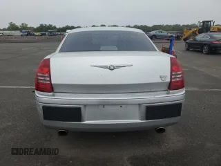 2005 Chrysler 300 C z VIN 2C3JA63H85H560944, wystawiony jako Copart lot #61142485 z przebiegiem 141 753 mil mil oraz Szkoda całkowita • Salvage title. Historia ofert i sprzedaży dostępna na DreamBid. Obrazek 6.