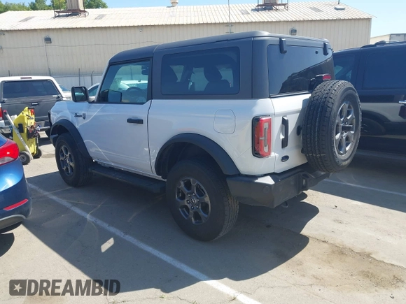 2021 Ford Bronco z VIN 1FMDE5AP9MLA72598, wystawiony jako IAAI lot #42153810 z przebiegiem 45 694 mil mil oraz . Historia ofert i sprzedaży dostępna na DreamBid. Obrazek 3.