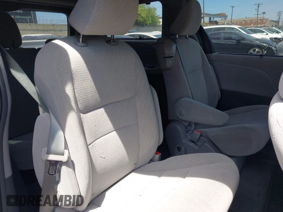 2019 Toyota Sienna LE Auto Access Seat z VIN 5TDKZ3DC6KS966678, wystawiony jako IAAI lot #42327837 z przebiegiem 74 153 mil mil oraz . Historia ofert i sprzedaży dostępna na DreamBid. Obrazek 8.
