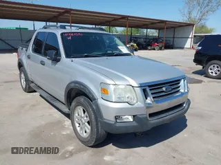 2010 Ford Explorer Sport Trac XLT z VIN 1FMEU3BE2AUA00236, wystawiony jako IAAI lot #41981531 z przebiegiem 101 993 mil mil oraz . Historia ofert i sprzedaży dostępna na DreamBid. Obrazek 1.