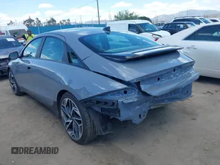 2023 Hyundai Ioniq 6 SEL z VIN KMHM34AA5PA033700, wystawiony jako IAAI lot #41954862 z przebiegiem 16 304 mil mil oraz . Historia ofert i sprzedaży dostępna na DreamBid. Obrazek 3.