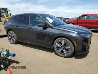 2023 BMW iX xDrive50 z VIN WB523CF03PCM09655, wystawiony jako Copart lot #52922124 z przebiegiem 3159 mil mil oraz . Historia ofert i sprzedaży dostępna na DreamBid. Obrazek 4.
